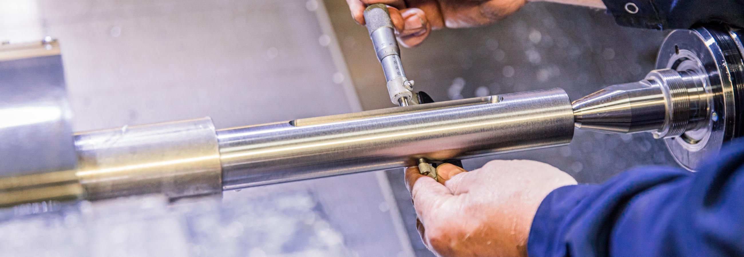 Close-up van opgespannen stuk in cnc draaimachine